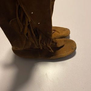 Women’s Minnetonka brown leather moccasins with fringes and rubber sole Size 8.5